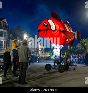 Weymouth, Dorset, Royaume-Uni. 23rd septembre 2022. Des milliers de spectateurs ont borné les rues de Weymouth dans le Dorset pour observer les illuminations de Dusk Til Dark - une aventure sur l'océan, Peixos (qui signifie poisson en catalan) par la société de théâtre basée à Barcelone, Sarruga. Le défilé envoûtant à l'intérieur d'un monde étrange sous-marin de créatures marines illuminées a présenté des marionnettes de poissons géants, de méduses, d'herbes marines et d'un requin qui étaient tous entraînés à vélo. Les spectacles organisés par Activate Performing Arts se déroule sur deux soirées les 23rd et 24th septembre. Crédit photo : Graham Hunt/Alamy Live News Banque D'Images