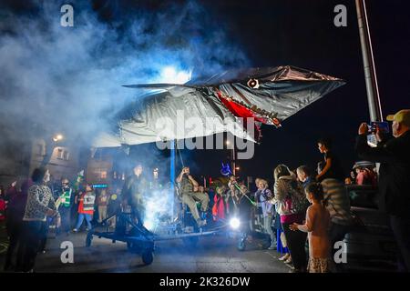 Weymouth, Dorset, Royaume-Uni. 23rd septembre 2022. Des milliers de spectateurs ont borné les rues de Weymouth dans le Dorset pour observer les illuminations de Dusk Til Dark - une aventure sur l'océan, Peixos (qui signifie poisson en catalan) par la société de théâtre basée à Barcelone, Sarruga. Le défilé envoûtant à l'intérieur d'un monde étrange sous-marin de créatures marines illuminées a présenté des marionnettes de poissons géants, de méduses, d'herbes marines et d'un requin qui étaient tous entraînés à vélo. Les spectacles organisés par Activate Performing Arts se déroule sur deux soirées les 23rd et 24th septembre. Crédit photo : Graham Hunt/Alamy Live News Banque D'Images