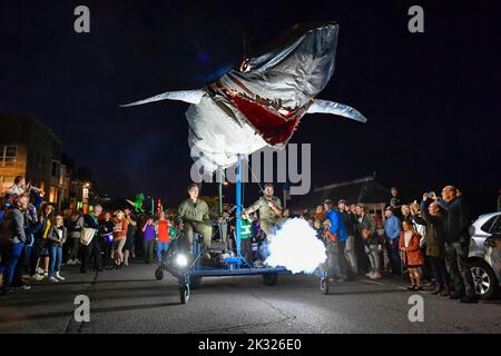 Weymouth, Dorset, Royaume-Uni. 23rd septembre 2022. Des milliers de spectateurs ont borné les rues de Weymouth dans le Dorset pour observer les illuminations de Dusk Til Dark - une aventure sur l'océan, Peixos (qui signifie poisson en catalan) par la société de théâtre basée à Barcelone, Sarruga. Le défilé envoûtant à l'intérieur d'un monde étrange sous-marin de créatures marines illuminées a présenté des marionnettes de poissons géants, de méduses, d'herbes marines et d'un requin qui étaient tous entraînés à vélo. Les spectacles organisés par Activate Performing Arts se déroule sur deux soirées les 23rd et 24th septembre. Crédit photo : Graham Hunt/Alamy Live News Banque D'Images