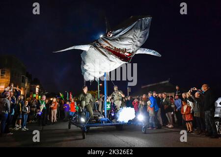 Weymouth, Dorset, Royaume-Uni. 23rd septembre 2022. Des milliers de spectateurs ont borné les rues de Weymouth dans le Dorset pour observer les illuminations de Dusk Til Dark - une aventure sur l'océan, Peixos (qui signifie poisson en catalan) par la société de théâtre basée à Barcelone, Sarruga. Le défilé envoûtant à l'intérieur d'un monde étrange sous-marin de créatures marines illuminées a présenté des marionnettes de poissons géants, de méduses, d'herbes marines et d'un requin qui étaient tous entraînés à vélo. Les spectacles organisés par Activate Performing Arts se déroule sur deux soirées les 23rd et 24th septembre. Crédit photo : Graham Hunt/Alamy Live News Banque D'Images
