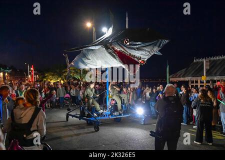 Weymouth, Dorset, Royaume-Uni. 23rd septembre 2022. Des milliers de spectateurs ont borné les rues de Weymouth dans le Dorset pour observer les illuminations de Dusk Til Dark - une aventure sur l'océan, Peixos (qui signifie poisson en catalan) par la société de théâtre basée à Barcelone, Sarruga. Le défilé envoûtant à l'intérieur d'un monde étrange sous-marin de créatures marines illuminées a présenté des marionnettes de poissons géants, de méduses, d'herbes marines et d'un requin qui étaient tous entraînés à vélo. Les spectacles organisés par Activate Performing Arts se déroule sur deux soirées les 23rd et 24th septembre. Crédit photo : Graham Hunt/Alamy Live News Banque D'Images