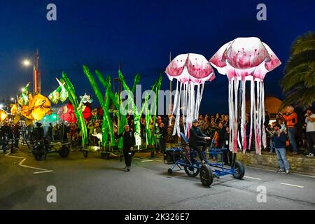 Weymouth, Dorset, Royaume-Uni. 23rd septembre 2022. Des milliers de spectateurs ont borné les rues de Weymouth dans le Dorset pour observer les illuminations de Dusk Til Dark - une aventure sur l'océan, Peixos (qui signifie poisson en catalan) par la société de théâtre basée à Barcelone, Sarruga. Le défilé envoûtant à l'intérieur d'un monde étrange sous-marin de créatures marines illuminées a présenté des marionnettes de poissons géants, de méduses, d'herbes marines et d'un requin qui étaient tous entraînés à vélo. Les spectacles organisés par Activate Performing Arts se déroule sur deux soirées les 23rd et 24th septembre. Crédit photo : Graham Hunt/Alamy Live News Banque D'Images