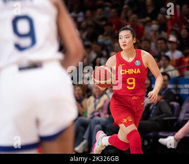 Sydney, Australie. 24th septembre 2022. Li Meng, de Chine, dirige le ballon lors d'un match du groupe A contre les États-Unis lors de la coupe du monde de basket-ball 2022 de la FIBA pour femmes à Sydney, en Australie, le 24 septembre 2022. Credit: Hu Jingchen/Xinhua/Alay Live News Banque D'Images