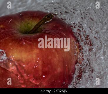 Pomme couverte d'eau. Pomme recouverte d'eau dans un bol en métal. Banque D'Images