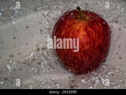 Pomme couverte d'eau. Pomme recouverte d'eau dans un bol en métal. Banque D'Images