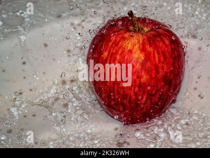 Pomme couverte d'eau. Pomme recouverte d'eau dans un bol en métal. Banque D'Images