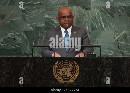 Nations Unies. 24th septembre 2022. (220924) -- NATIONS UNIES, 24 septembre 2022 (Xinhua) -- le ministre des Affaires étrangères des Maldives, Abdulla Shahid, prend la parole lors du débat général de la session de 77th de l'Assemblée générale des Nations Unies au siège de l'ONU à New York, le 23 septembre 2022. POUR ALLER AVEC "Alplongées FM appelle à l'action climatique, la réforme du système multilatéral" (CIA Pak/un photo/Handout via Xinhua) crédit: Xinhua/Alay Live News Banque D'Images