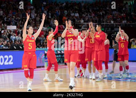 Sydney, Australie. 24th septembre 2022. Les joueurs de la Chine applaudissent les fans après un match du Groupe A contre les États-Unis lors de la coupe du monde de basket-ball 2022 de la FIBA pour femmes à Sydney, en Australie, le 24 septembre 2022. Credit: Hu Jingchen/Xinhua/Alay Live News Banque D'Images