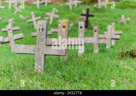 Pierres tombales dans le vieux cimetière. Croisements de pierres tombales en béton dans l'ancien cimetière. Banque D'Images