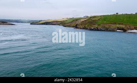 Belle eau de mer turquoise. Baie de Clonakilty, la côte sud de l'Irlande. Paysage de bord de mer par une journée nuageux. Nature de l'Europe du Nord. Banque D'Images