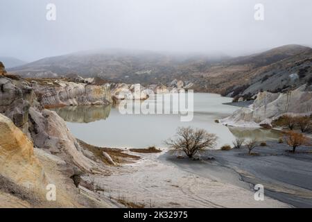 Lac bleu à St Bathans avec brouillard dérivant au-dessus des collines en hiver, Central Otago. Banque D'Images