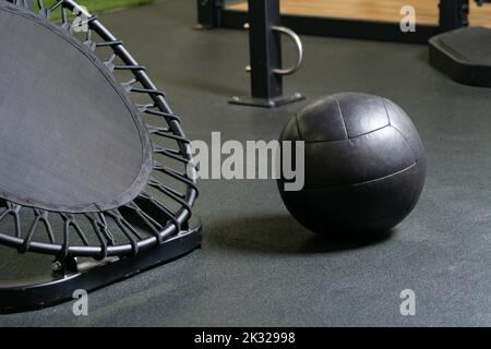 Sports home trampoline cour patio concept en bois kettlebell exercice, de la salle de gym suisse en rebond et poids en acier, club sain. Style de vie actif Banque D'Images