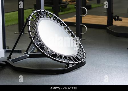 Sports patio arrière-cour trampoline maison concept bois mini été, concept boule plate-forme pour la médecine verte et de groupe, matin slam. Jeu de cavalier Colorado, Banque D'Images