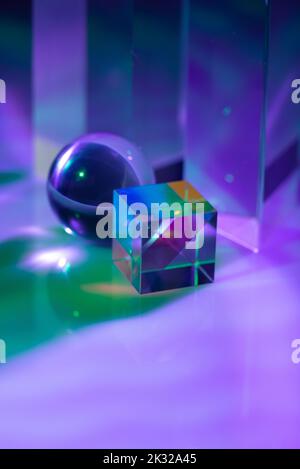 Prisme en cristal de verre. Effet de lumière multicolore Banque D'Images