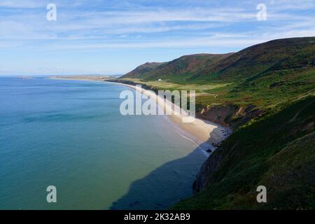 Matin ensoleillé sur les falaises de la baie de Rhossili donnant sur la longue plage de sable. Banque D'Images