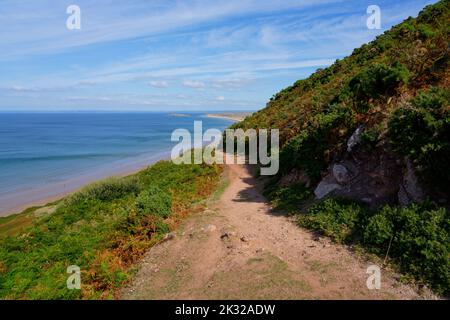 Le sentier de l'autre côté d'une colline mène à la plage de Rhossili sur la péninsule de Gower. Banque D'Images