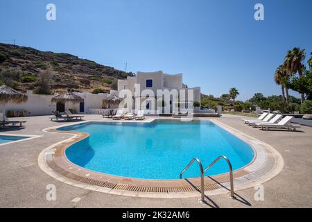 IOS, Grèce - 13 septembre 2022 : vue panoramique d'un bel hôtel de luxe avec piscine, chaises longues et parasols à iOS Grèce Banque D'Images