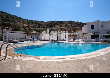 IOS, Grèce - 13 septembre 2022 : vue panoramique d'un bel hôtel de luxe avec piscine, chaises longues et parasols à iOS Grèce Banque D'Images