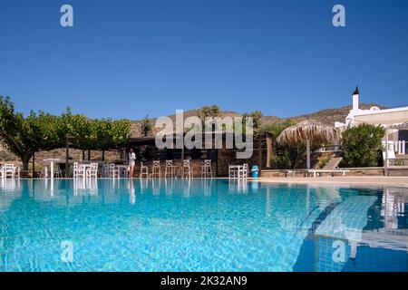 IOS, Grèce - 13 septembre 2022 : vue sur une piscine avec chaises longues, parasols et un bar de piscine dans iOS Grèce Banque D'Images