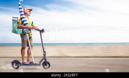 Heureux touriste senior à cheval un scooter électrique écologique et aller à la plage, la mer et la plage en arrière-plan Banque D'Images