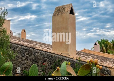 Cheminées dans des maisons en pierre typiques de Majorque Banque D'Images