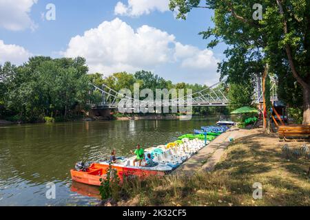 Halle (Saale): rivière Saale, bateaux, pont Peißnitzbrücke in , Saxe-Anhalt, Saxe-Anhalt, Allemagne Banque D'Images