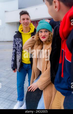 Deux jeunes garçons séduisants et séduisants jouent avec son chapeau Banque D'Images