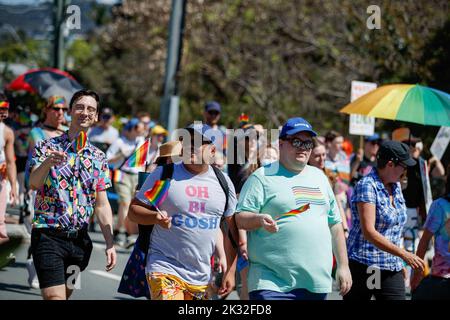 Brisbane, Australie. 24th septembre 2022. Les manifestants ont vu porter de petits drapeaux lors de la Brisbane Pride March. Les membres de la communauté LGBT et leurs alliés ont défilé à travers le West End de Brisbane jusqu'à Musgrave Park dans le cadre du Brisbane Pride Festival, après deux années de retards dus à la pandémie COVID 19. Brisbane Pride célèbre et soutient la communauté LGBTIQ depuis plus de trente ans. Crédit : SOPA Images Limited/Alamy Live News Banque D'Images