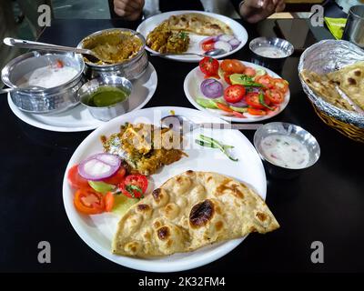 Repas indien complet servi avec un paneer kadhai, un rôti de beurre indien, du caillé épicé, une salade verte. Restaurant à New Delhi Inde. Banque D'Images