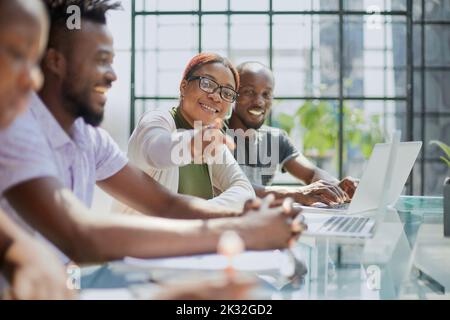 Femme d'affaires en réunion dans un bureau moderne et léger Banque D'Images