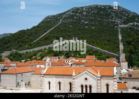 Vue sur les murs défensifs de Ston, le deuxième plus long mur de la ville au monde, après la Grande Muraille de Chine, depuis fort Kasio, Croatie Banque D'Images