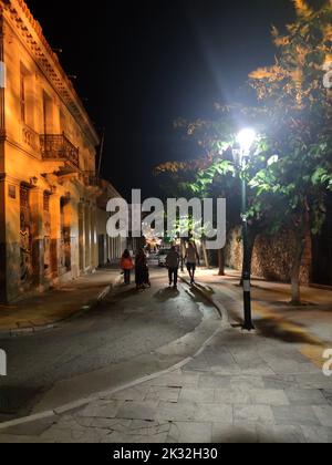 Vieille ville d'Athènes place Monastiraki et ancienne route de Plaka promenade d'été arrière-plan de haute qualité imprimés Banque D'Images