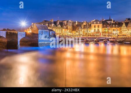 Vue panoramique sur Port Saint-Goustan, Bretagne France pendant l'heure bleue avec lumières de la ville allumées Banque D'Images