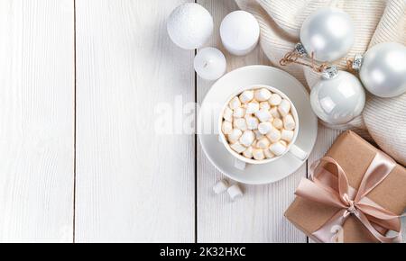 Composition de Noël avec café et guimauves, cadeau et décorations de Noël. Banque D'Images