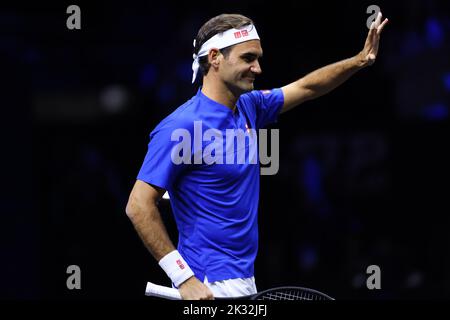 Londres, Royaume-Uni. 24th septembre 2022. 23rd septembre 2022; O2, Londres Angleterre: Laver Cup tournoi international de tennis: Rodger Federer de Team Europe fait des vagues aux fans lors de son double match avec Frances Tiafoe et Jack Sock de Team World Credit: Action plus Sports Images/Alay Live News Banque D'Images