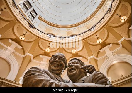 La statue du duo de comédie Morecambe et Wise sous le dôme dans les jardins d'hiver, Blackpool Banque D'Images