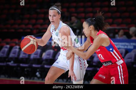 Sydney, Australie. 24th septembre 2022. Antonia Tonia Delaere, de Belgique, et San Antonio, de Porto Rico, se battent pour le ballon lors d'un match entre les Cats belges et Porto Rico, à Sydney, en Australie, le samedi 24 septembre 2022, troisième match des Cats du groupe A à la coupe du monde de basket-ball féminin FIBA. L'édition 19th de la coupe du monde de basket-ball 2022 de la FIBA pour Femme se déroule du 22 septembre au 01 octobre à Sydney, en Australie. BELGA PHOTO VIRGINIE LEFOUR crédit: Belga News Agency/Alay Live News Banque D'Images