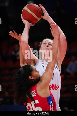 Sydney, Australie. 24th septembre 2022. Isalys Quinones de Porto Rico et Emma Meesseman de Belgique se battent pour le ballon lors d'un match entre les chats belges et Porto Rico, à Sydney, Australie, le samedi 24 septembre 2022, troisième match des chats du groupe A à la coupe du monde de basket-ball féminin FIBA. L'édition 19th de la coupe du monde de basket-ball 2022 de la FIBA pour Femme se déroule du 22 septembre au 01 octobre à Sydney, en Australie. BELGA PHOTO VIRGINIE LEFOUR crédit: Belga News Agency/Alay Live News Banque D'Images