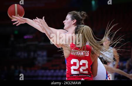 Sydney, Australie. 24th septembre 2022. Kyara Linskens en Belgique et Guirantes à Porto Rico se battent pour le ballon lors d'un match entre les chats belges et Porto Rico, à Sydney, Australie, le samedi 24 septembre 2022, troisième match des chats du groupe A à la coupe du monde de basket-ball féminin FIBA. L'édition 19th de la coupe du monde de basket-ball 2022 de la FIBA pour Femme se déroule du 22 septembre au 01 octobre à Sydney, en Australie. BELGA PHOTO VIRGINIE LEFOUR crédit: Belga News Agency/Alay Live News Banque D'Images