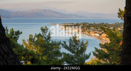 Vue imprenable sur le phare et la plage d'Aliki à Aigio, Grèce Banque D'Images