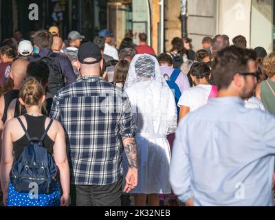 Foule de touristes à Prague, République tchèque. Vue arrière avec des personnes méconnaissables traversant la rue. Banque D'Images
