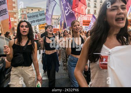 Madrid, Espagne. 23rd septembre 2022. Le mouvement international de la jeunesse contre le changement climatique vendredi pour l'avenir a pris la rue contre la crise environnementale et pour la transition vers un modèle plus durable. "Il n'y a pas, il n'y a pas de planète B", a été entendu ce vendredi sur la Plaza Mayor à Madrid avec le bruit de fond des batucadas. (Photo par Alberto Sibaja/Pacific Press) crédit: Pacific Press Media production Corp./Alay Live News Banque D'Images