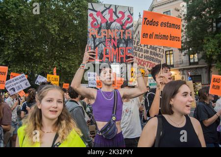 Madrid, Espagne. 23rd septembre 2022. Le mouvement international de la jeunesse contre le changement climatique vendredi pour l'avenir a pris la rue contre la crise environnementale et pour la transition vers un modèle plus durable. "Il n'y a pas, il n'y a pas de planète B", a été entendu ce vendredi sur la Plaza Mayor à Madrid avec le bruit de fond des batucadas. (Photo par Alberto Sibaja/Pacific Press) crédit: Pacific Press Media production Corp./Alay Live News Banque D'Images