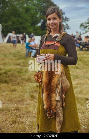 Hojbjerg, Danemark, août 2022 : belle femme viking avec peau de renard Banque D'Images
