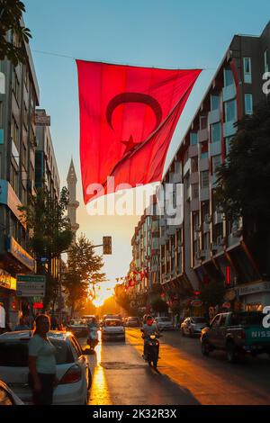 Istanbul , Turquie - août 2018: Le grand drapeau turc agité avec croissant et étoile accrochée dans la rue. Banque D'Images