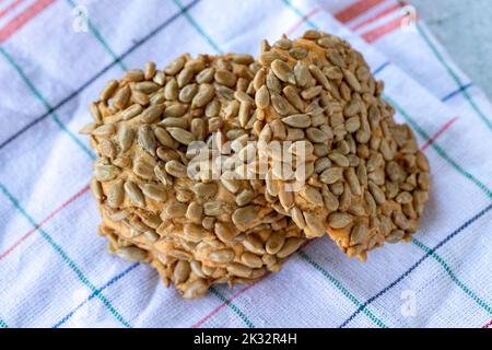 Biscuits aux graines de tournesol. Petits gâteaux salés sur fond gris. Gros plan Banque D'Images