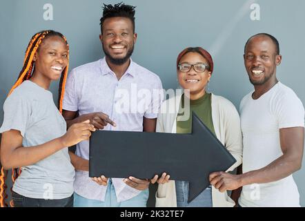 De jeunes amis afro-américains tenant un écriteau de copyspace ont pensé des bulles Banque D'Images