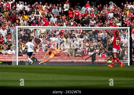 Londres, Royaume-Uni. 24th septembre 2022. Le gardien de but Becky Spencer (22 Tottenham) atteint pour essayer d'arrêter le tir de Beth Mead (9 Arsenal) qui ouvre la feuille de score d'Arsenal pendant le match de Barclays FA Womens Super League entre Arsenal et Tottenham Hotspur à Emirates Stadium à Londres, en Angleterre. (Liam Asman/SPP) crédit: SPP Sport presse photo. /Alamy Live News Banque D'Images