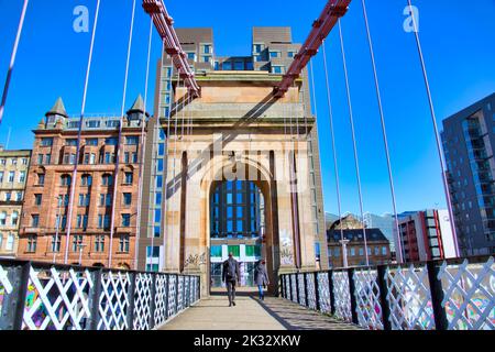 Glasgow, Écosse, Royaume-Uni 24th septembre 2022. Météo au Royaume-Uni: Chaud et ensoleillé dans la ville a vu les habitants un touristes prendre dans les rues..le pont suspendu de Portland Street au-dessus de la clyde aimé des films. Crédit Gerard Ferry/Alay Live News Banque D'Images