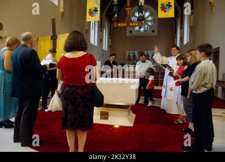 Baptême prêtre donnant la Bénédiction finale à la fin du service Église catholique St Joseph Roehampton Londres Angleterre Banque D'Images